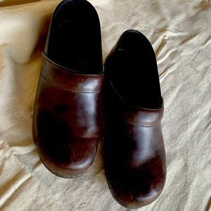 Woman’s Sz 42 rich brown Dansko